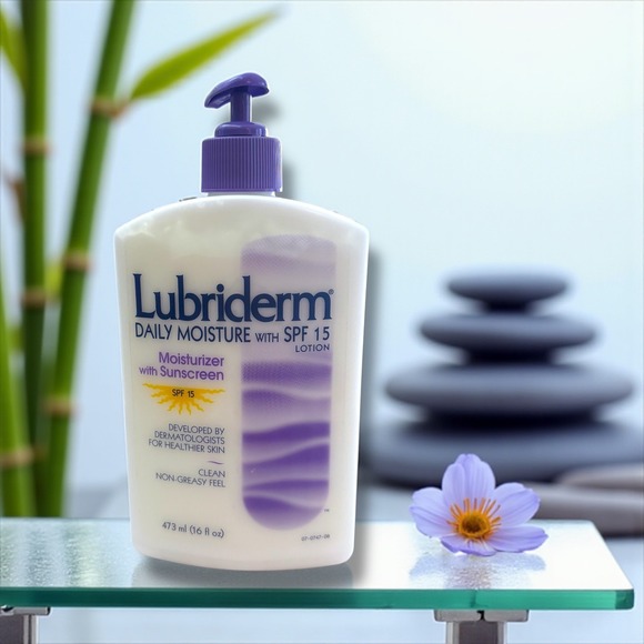 Lubriderm Daily Moisture Lotion SPF 15 Sunscreen 16 fl oz Moisturizer - Picture 1 of 5